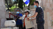 הווטרנית ראיסה סיניצינה מדליקה את אבוקת הזיכרון והניצחון בטקס לציון 75 שנה לניצחון על גרמניה הנאצית (צילום: שלומי אמסלם/לע"מ)