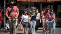 אנשים ברחוב בתל אביב (צילום: מרים אלסטר / פלאש 90).