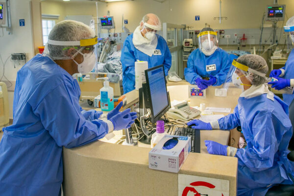 צוות רפואי במחלקת הקורונה בבית החולים איכילוב (צילום ארכיון: יוסי אלוני/פלאש90)