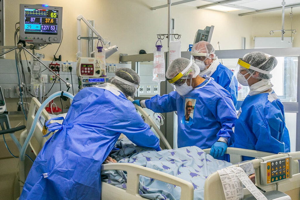 צוות רפואי במחלקת הקורונה בבית החולים איכילוב (צילום ארכיון: יוסי אלוני/פלאש90)