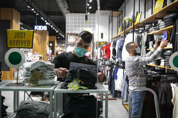 עובדים בחנות בגדים בקניון מלחה בירושלים. למצולמים אין קשר לכתבה (צילום: אוליביה פיטוסי/פלאש90)