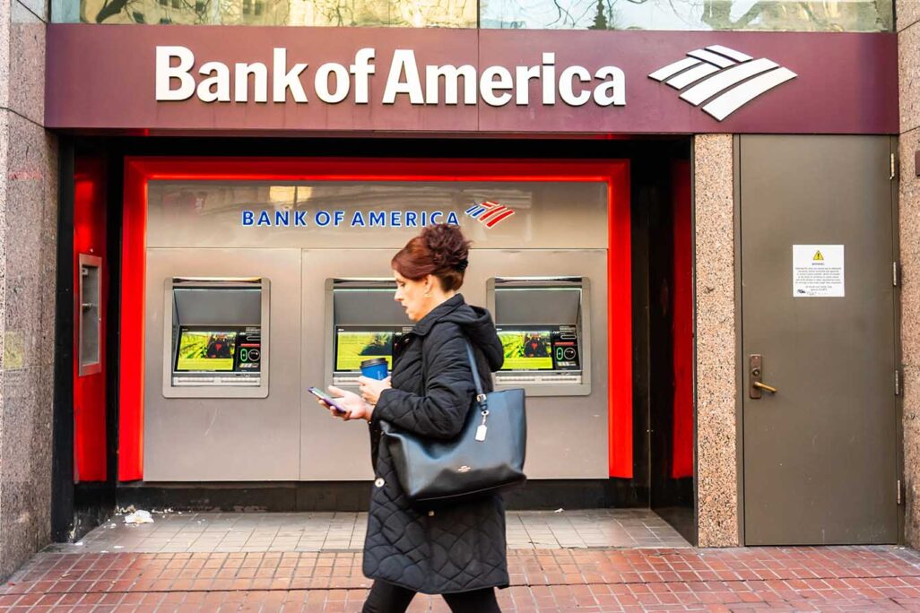 אישה עוברת ליד כספומט של Bank of America (צילום: Alex Tai/SOPA Images/LightRocket via Getty Images)