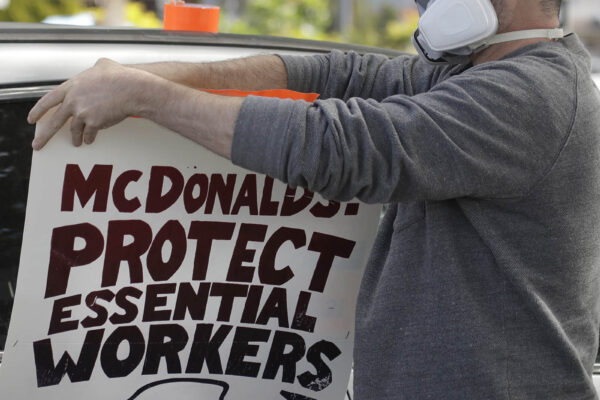 עובדי מקדולנדס מפגינים באוקלנד, קליפורניה, ארה"ב. 21 באפריל 2020. (AP Photo/Ben Margot)