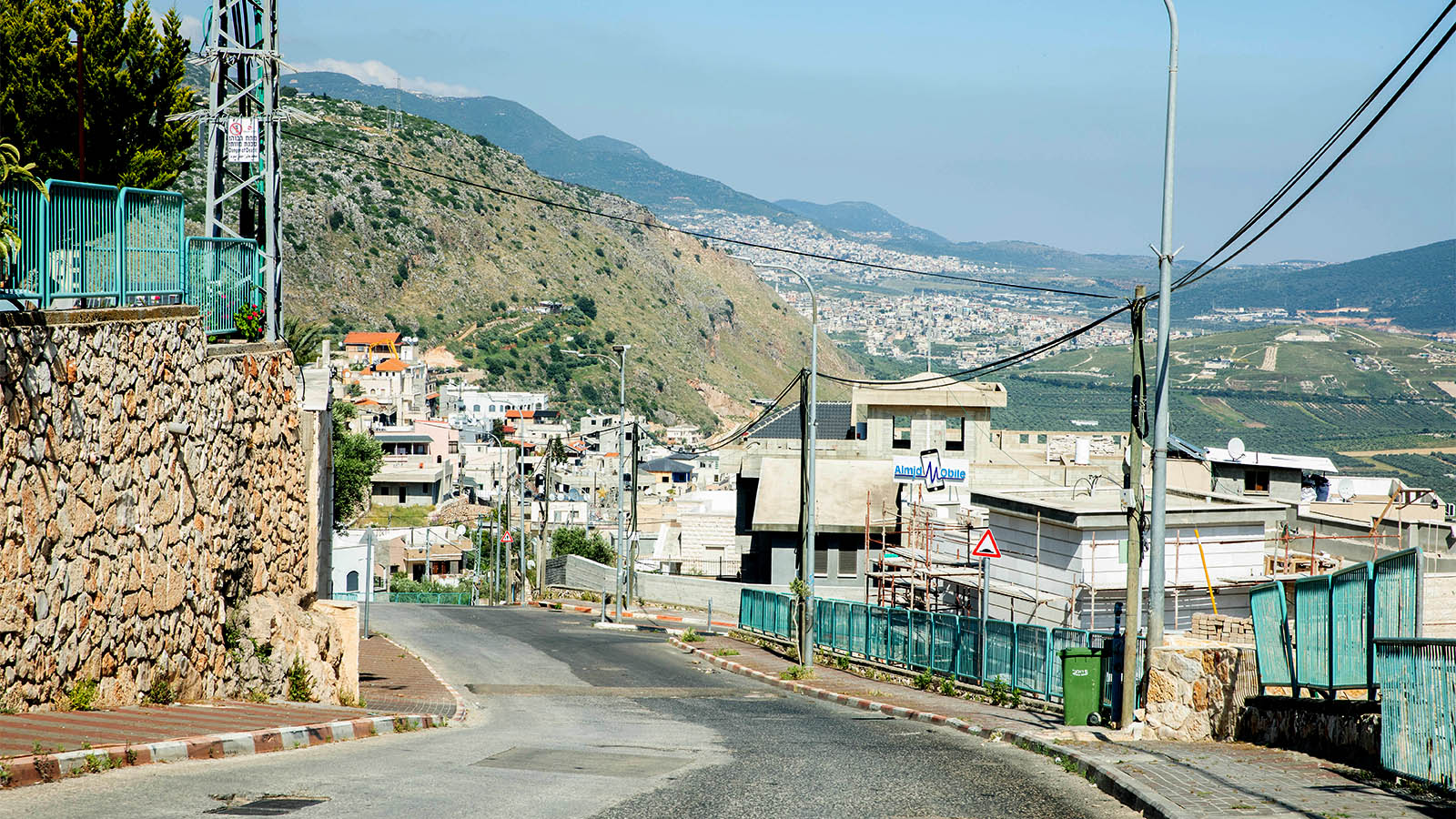 دير الأسد في أيام كورونا. في الخلفية، جبال الجليل (تصوير: جيلعاد ساريم)