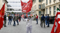 MOLINETTE HOSPITAL, TURIN, ITALY - 2020/04/30: A medical worker waves a flag during a medical workers protest organized by CGIL and UIL trade unions against dysfunctions in the Piedmont region's מטפלים מפגינים באיטליה למען שיפור תנאי עבודתם והגנה עליהם בימי הקורונה. (Photo by Nicolò Campo/LightRocket via Getty Images)