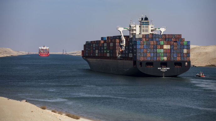 ספינת מטען מפליגה דרך תעלת סואץ. 2019. (Photo by Gehad Hamdy/picture alliance via Getty Images)