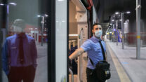 פקח ברכבת ישראל. למצולם אין קשר לכתבה (צילום: אוליביה פיטוסי/פלאש90)