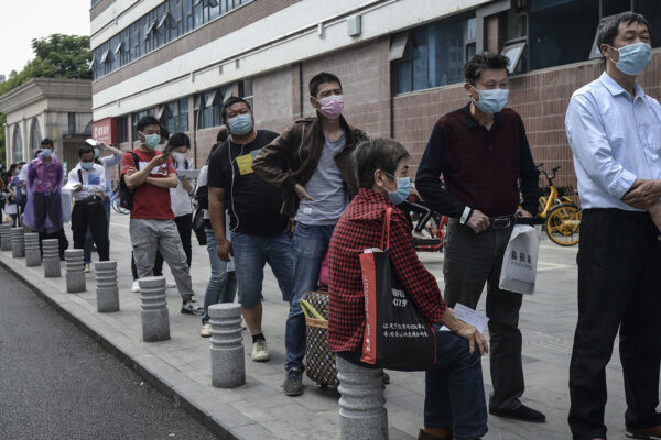 ממתינים בתור לבדיקות קורונה המוניות במחוז ווהאן בסין. 14 במאי 2020 (צילום: Feature China/Barcroft Media via Getty Images)