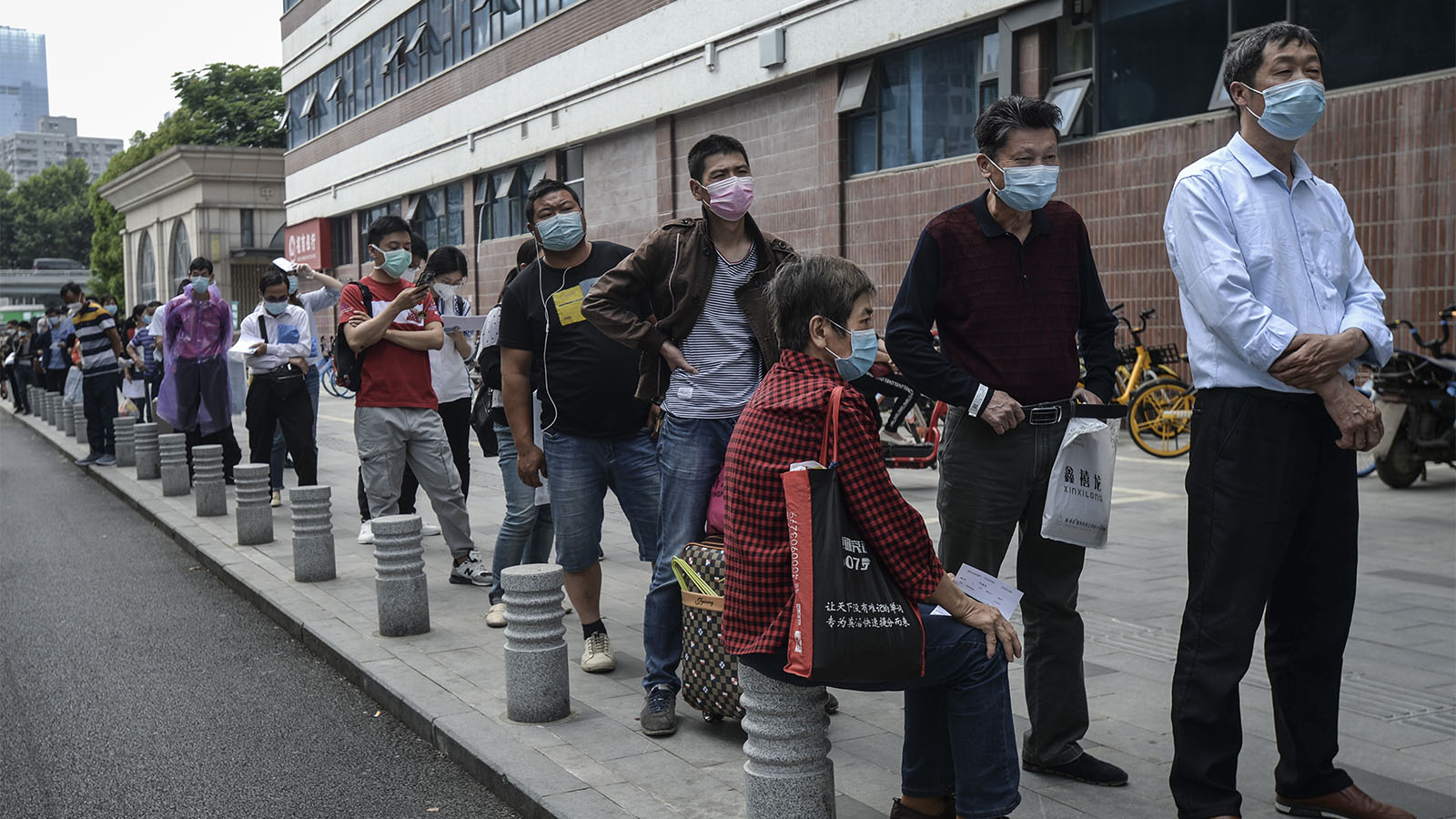 ממתינים בתור לבדיקות קורונה המוניות במחוז ווהאן בסין. 14 במאי 2020 (צילום: Feature China/Barcroft Media via Getty Images)