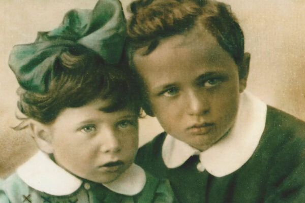האחים יעקב ונירה ביידר בשנות ה-40 של המאה הקודמת (צילום: אלבום פרטי)