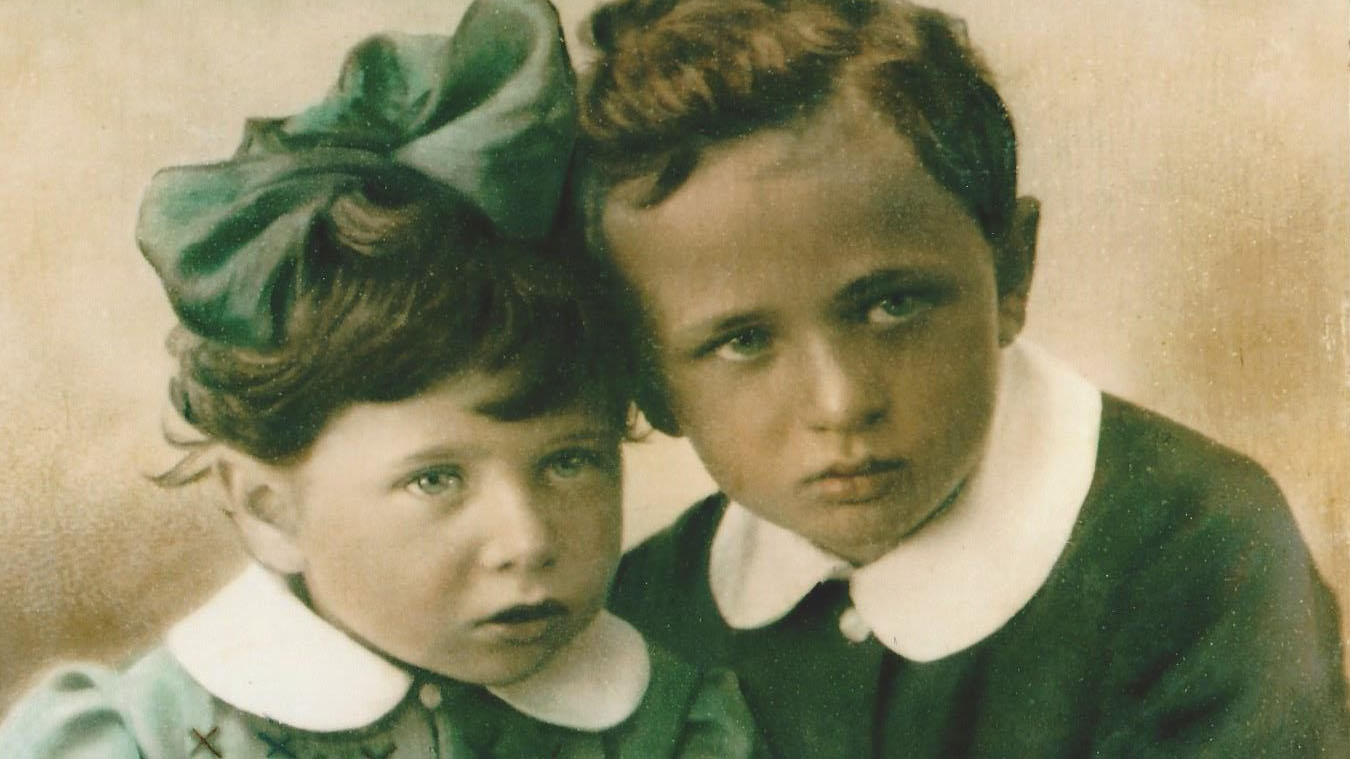 האחים יעקב ונירה ביידר בשנות ה-40 של המאה הקודמת (צילום: אלבום פרטי)