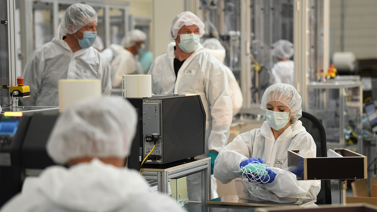 עובדים במפעל לייצור מסכות רפואיות בגרמניה (Andreas Gebert/Getty Images)