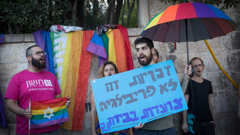 הפגנת פעילי להט"ב מול בית ראש הממשלה, נגד התיקון לחוק שימנע פונדקאות מזוגות חד-מיניים. (צילום: יונתן זינדל/פלאש90)