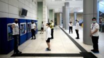 עובדי רכבת ישראל בתדריך בתחנת רכבת יצחק נבון בירושלים (צילום: אוליביה פיטוסי / פלאש 90)