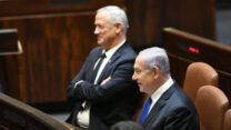 רה"מ בנימין נתניהו ושר הביטחון בני גנץ. השבעת הממשלה ה-35 (צילום: דוברות הכנסת, עמוס בן גרשום)