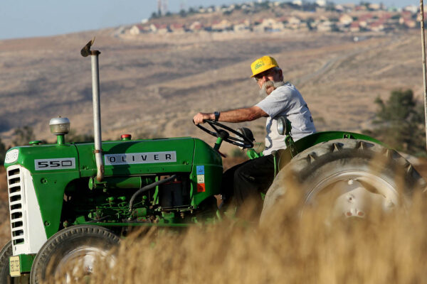 חקלאי על טרקטור בשדה בקיבוץ להב. ארכיון (צילום: משה שי/פלאש90)