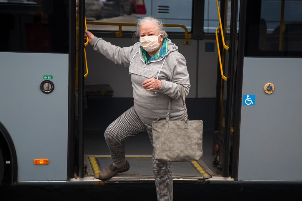 אישה עולה לאוטובוס, עם החזרה של התחבורה הציבורית בסלובניה. 11 במאי (Photo by Luka Dakskobler/SOPA Images/LightRocket via Getty Images