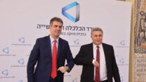 טקס חילופי שרים במעמד שר הכלכלה והתעשייה הנכנס, עמיר פרץ והשר היוצא אלי כהן. (צילום: גדעון שרון, לע"מ)