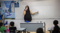 מורה מלמדת בכיתה עם ציוד מגן. למצולמת אין קשר לכתבה (צילום: יונתן זינדל/פלאש90)