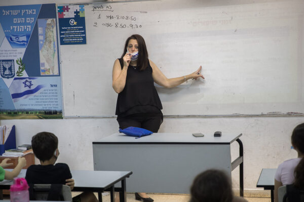 מורה מלמדת בכיתה עם ציוד מגן. למצולמת אין קשר לכתבה (צילום: יונתן זינדל/פלאש90)
