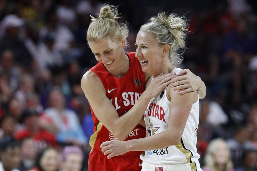 שחקניות הכדורסל עלי קוויגלי וקורטני ואנדרסלוט במשחק ה'אול-סטאר' של ה-WNBA ביולי 2019 (AP Photo/John Locher)