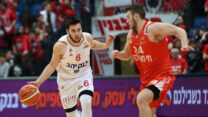 תמיר בלאט מהפועל ירושלים (עם הכדור) ועידו אלבר מעירוני נס ציונה (קרדיט: איגוד הכדורסל בישראל)