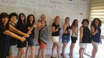 חברות נעמ"ת במביעות הזדהות עם מחאת המכנסיים הקצרים  (קרדיט: נעמ"ת)