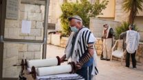 תפילה מחוץ לבית כנסת בישוב אפרת, ארכיון. (צילום: גרשון אליסון / פלאש 90).
