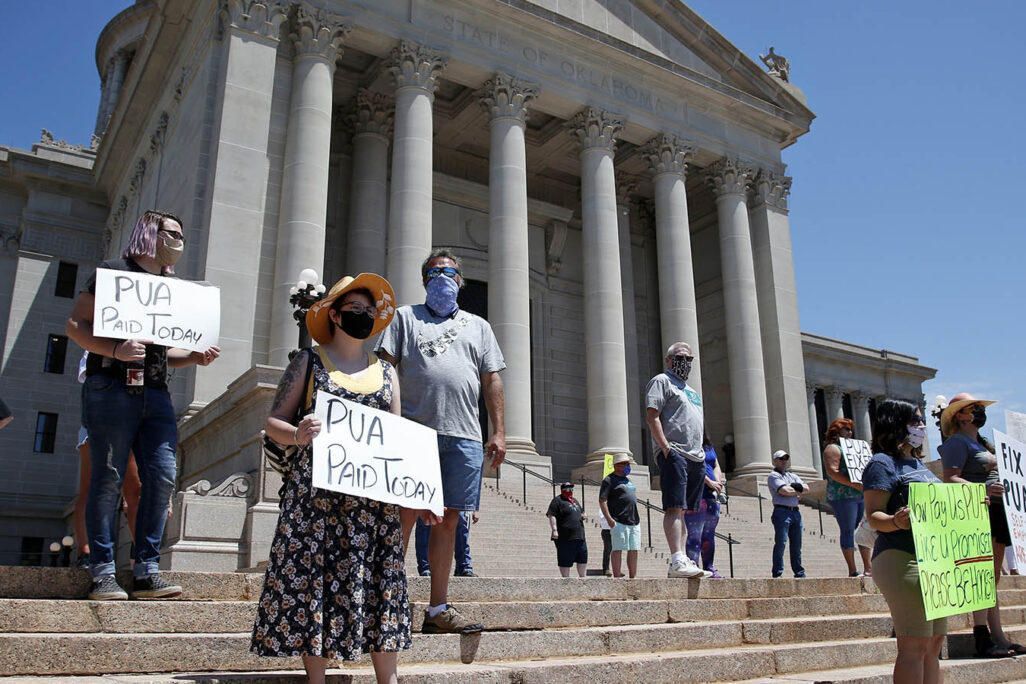 מובטלים מוחים מול הקונגרס של אוקלהומה בדרישה לקבל דמי אבטלה מהמדינה. 18 במאי (AP Photo/Sue Ogrocki)