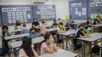 תלמידים בבית ספר. 17 במאי 2020. למצולמים אין קשר לכתבה. (צילום: יונתן זינדל/פלאש90)