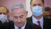רה"מ נתניהו נותן הצהרה לפני הכניסה לפתיחת משפטו. 24 במאי (צילום: יונתן זינדל/פלאש90)