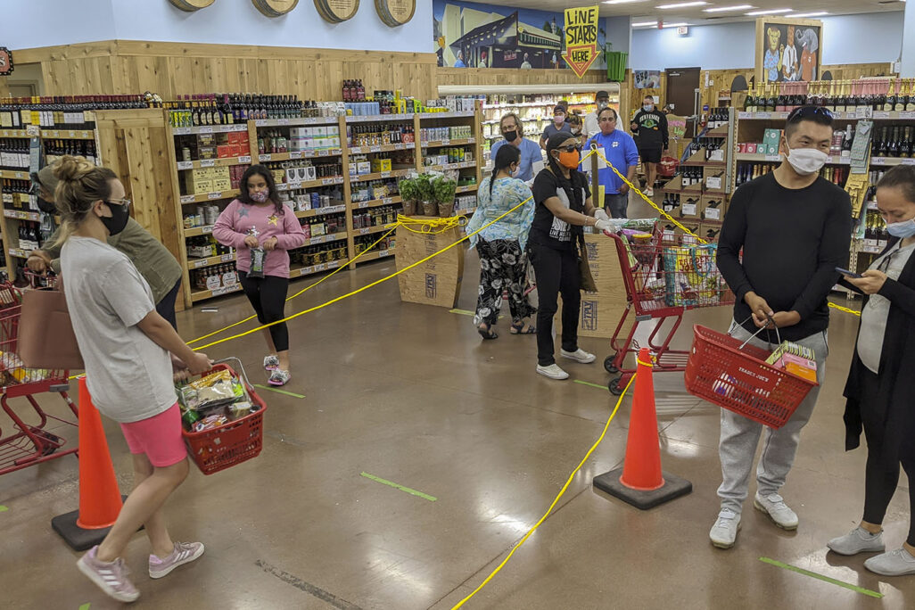 קונים בחנות מזון בלוס אנג'לס (AP Photo/Damian Dovarganes)