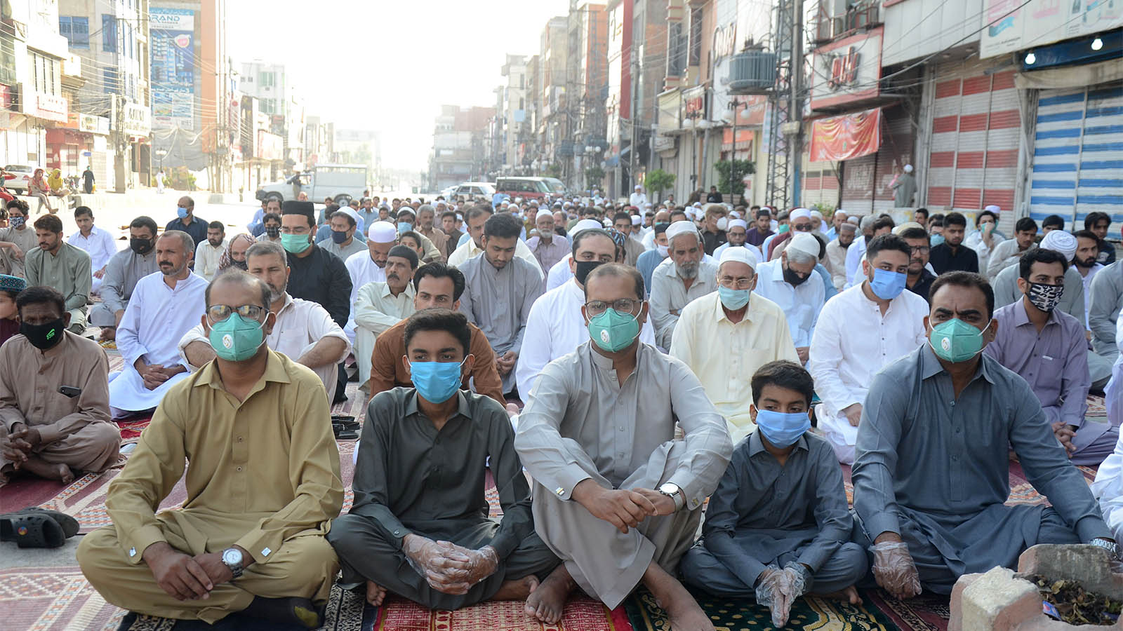 صلاة عيد الفطر في باكستان في ظل وباء كورونا (Photo by Hussain Ali/Pacific Press/LightRocket via Getty Images)