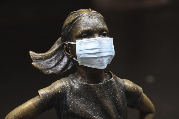 הפסל "ילדה ללא מורא" מול הבורסה לניירות ערך בניו יורק, ביום הראשון לסגירה של הבורסה בשל משבר הקורונה. 19 במרץ (AP Photo/Kevin Hagen)