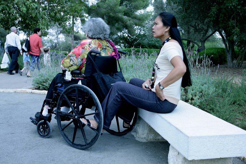 מטפלת סיעודית זרה עם קשישה (צילום אילוסטרציה: משה שי/פלאש90)