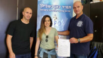 הכדורגלניות ספיר כדורי, יו"ר חטיבת הספורט בהסתדרות, ניר אלון ומנכ"ל ארגון השחקנים מושיקו מישאלוף. 26 במאי 2020 (צילום: ארגון שחקני הכדורגל)