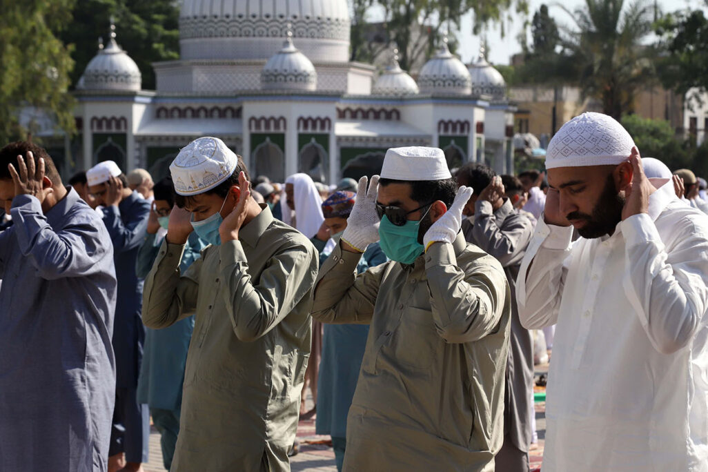 صلاة عيد فطر جماعية في باكستان في ظل وباء كورونا (Photo by Muhammad Reza/Anadolu Agency via Getty Images)