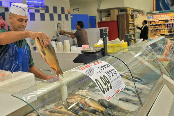 דגים בסופרמרקט (צילום: נתי שוחט / פלאש 90)