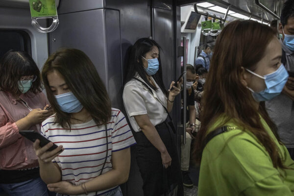 צעירים ברכבת תחתית בסין (צילום:  Roman Pilipey/Pool Photo via AP).