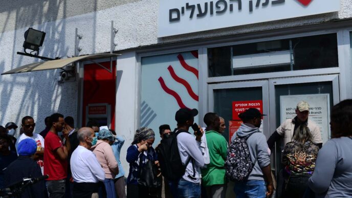 Long lines at a bank  in Tel Aviv. March 15, 2020 (Tomer Neuberg/Flash90)