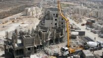 משאבת בטון באתר בנייה בבית"ר עלית. (צילום: נתי שוחט/פלאש90)