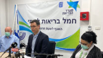 תדריך בנושא עלייה במספר הנדבקים בקורונה, 29 במאי 2020. מימין: ראש שירותי בריאות הציבור, פרופ' סיגל סדצקי; מנכ"ל משרד הבריאות היוצא, משה בר סימן טוב והמשנה למנכ"ל משרד הבריאות, פרופ' איתמר גרוטו (צילום: דוברות משרד הבריאות)