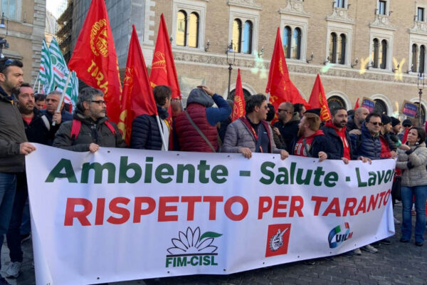 שביתה במפעלי ארסלורמיטל באיטליה, השבוע. (צילום: Industriall)