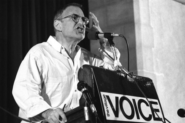 לארי קרמר נואם בעצרת מחאה, יוני 1987 (Photo by Catherine McGann/Getty Images)