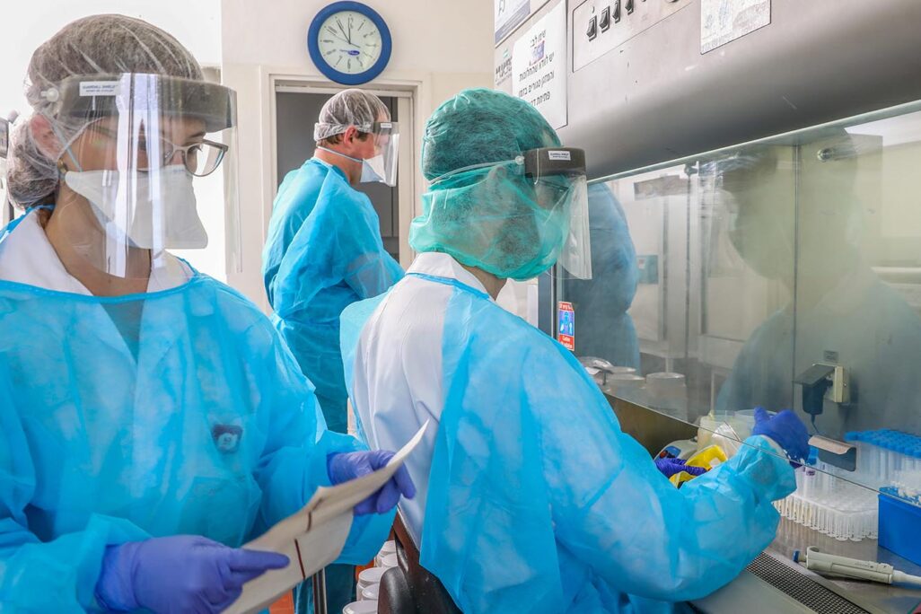 עובדים במעבדה בבית חולים רמב"ם בחיפה (צילום: יוסי אלוני / פלאש 90)