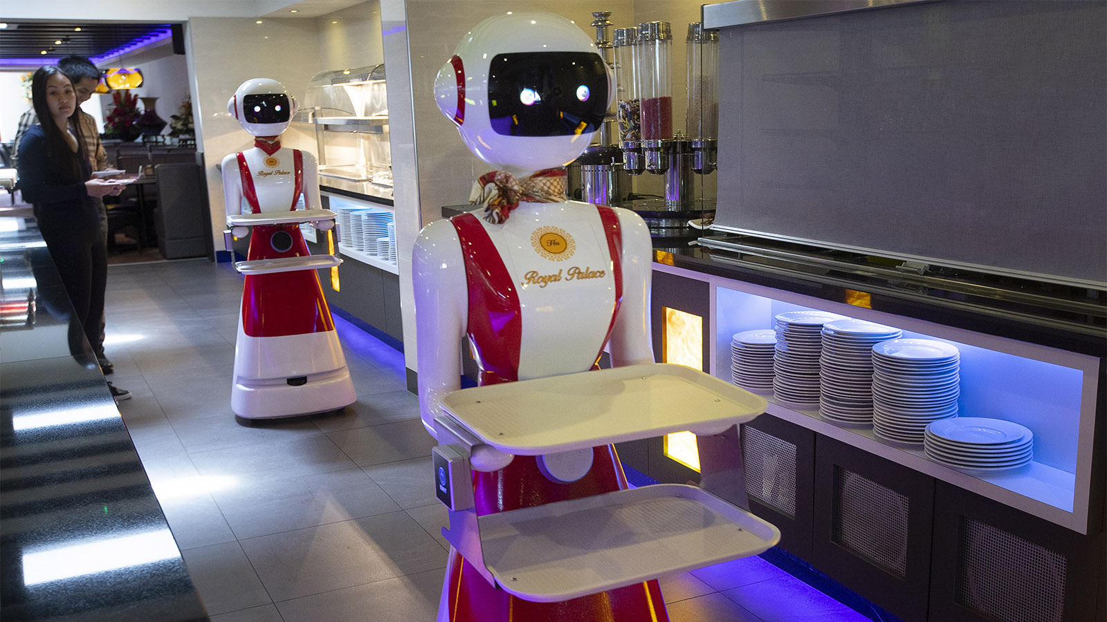 מלצרים רובוטיים במסעדה בדרום-מערב הולנד. "אנחנו למעשה בפתחה של המהפכה התעשייתית הרביעית" (צילום:AP Photo/Peter Dejong)