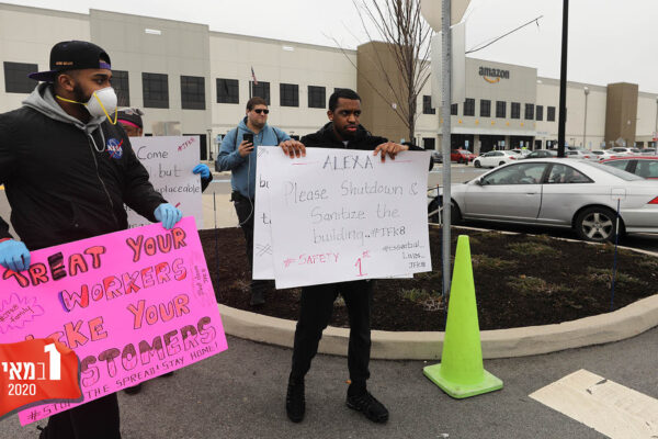 עובדי אמאזון בניו יורק מפגינים מול מחסנים של החברה בדרישה לקבל אמצעי מיגון מפני מגפת הקורונה בעבודה. 30 במרץ (Photo by Spencer Platt/Getty Images)