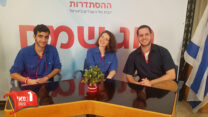 מנחי שידור האחד במאי של הנוער העובד והלומד באולפן ההסתדרות. מימין: יותם טירקל, הגר מיכאלי ורועי גל (צילום: הנוער העובד והלומד)