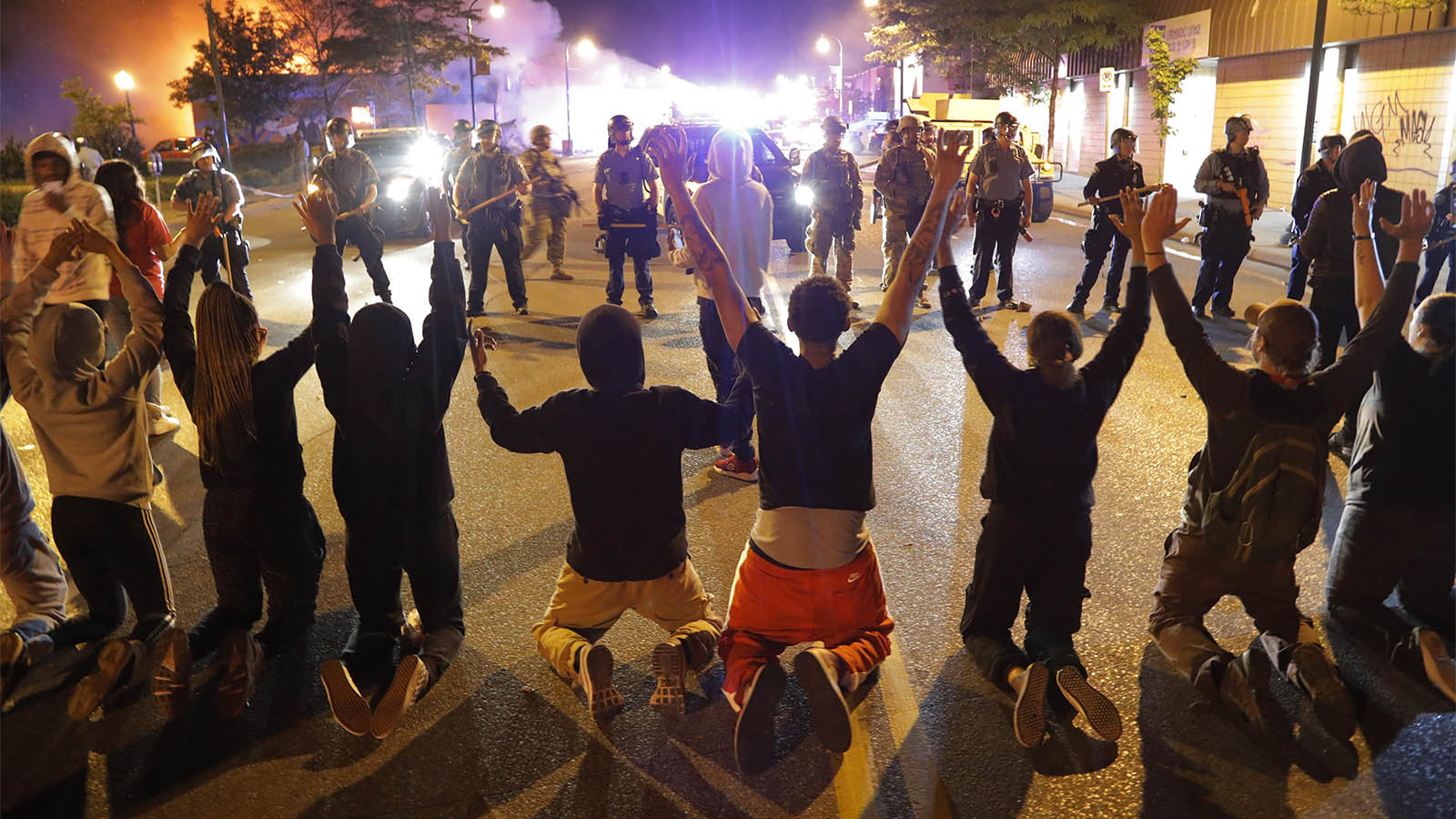 מפגינים סמוך לבניין המשטרה שהוצת במינאפוליס, מינסוטה במחאה על מותו של ג'ורג' פלויד. (AP Photo/Julio Cortez)