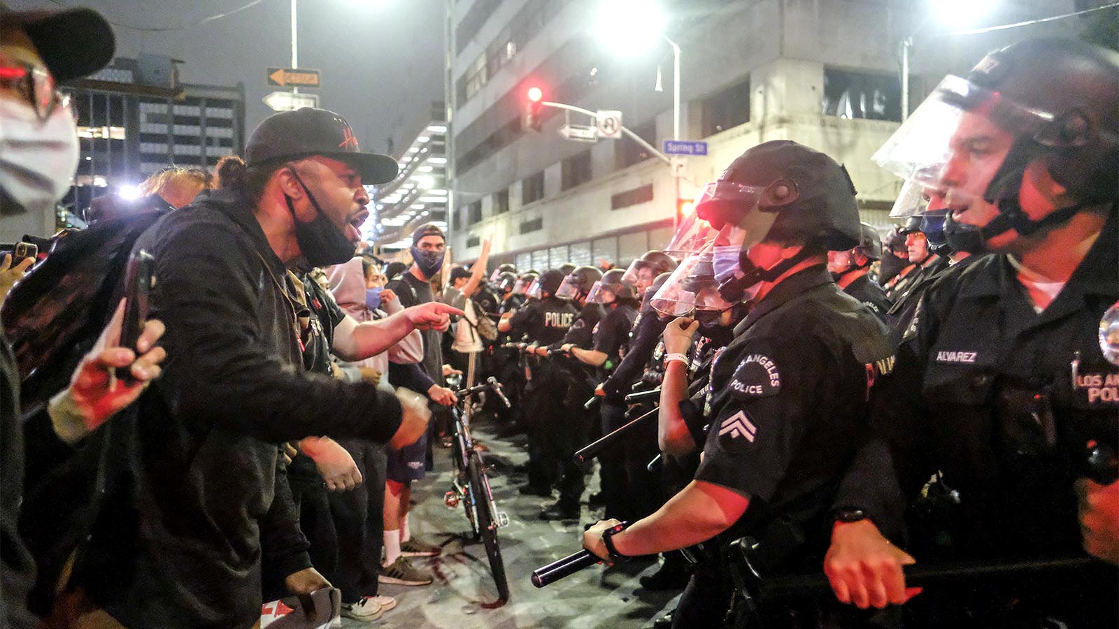 התנגשות בין מפגינים לשוטרים בלוס אנג'לס, בעקבות מותו של ג'ורג' פלויד (צילום: AP Photo/Ringo H.W. Chiu).